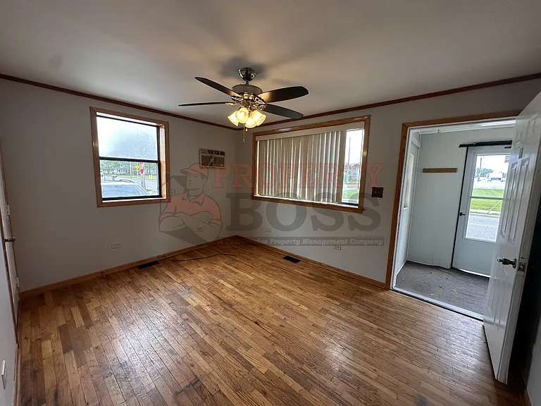 209 E Center St — Photo 4