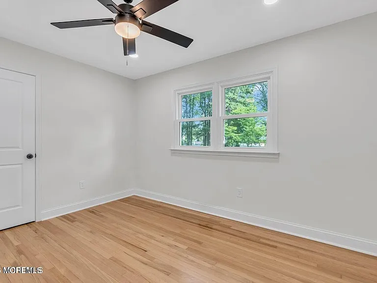 223 Essex Dr — Photo 6