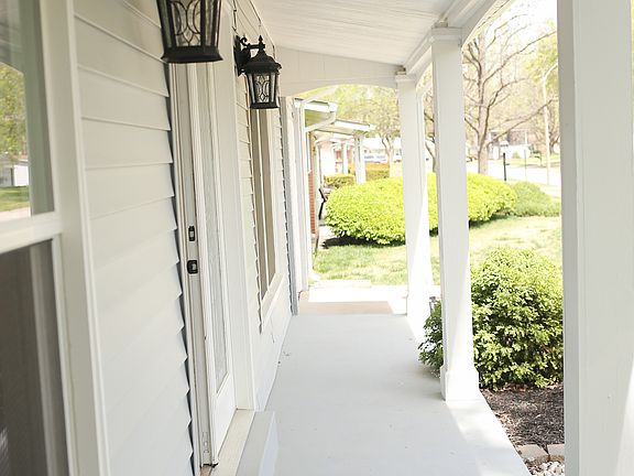 3rd image of 710 Sherwood Dr