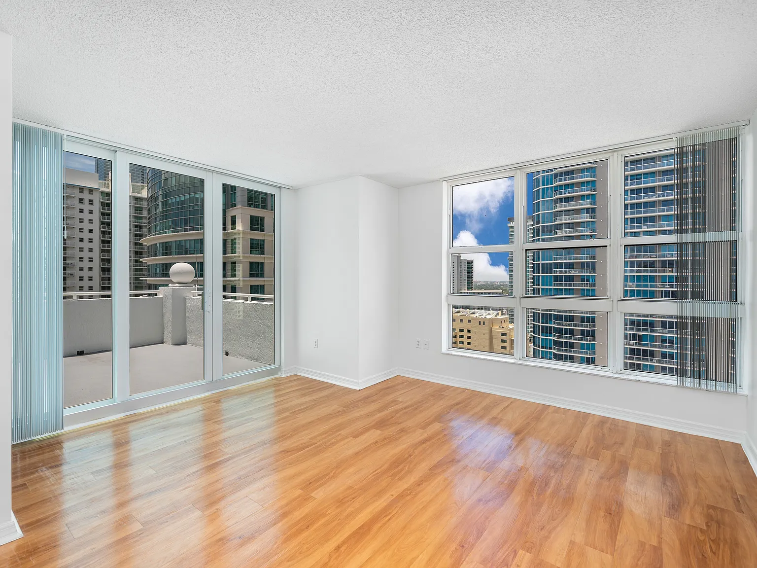 Yacht Club at Brickell Apartments — Photo 2