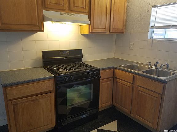 2nd image of 1524 W Woodlawn