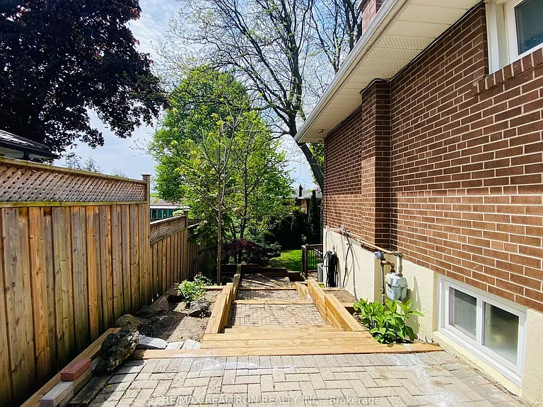 76 Clansman Blvd #LOWER — Photo 22