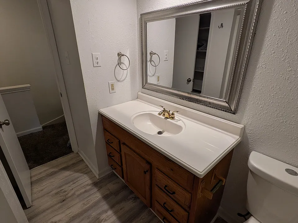 Full upstairs bathroom (2)