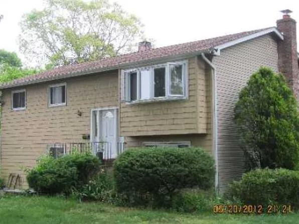 58 Peach St, Brentwood, NY 11717