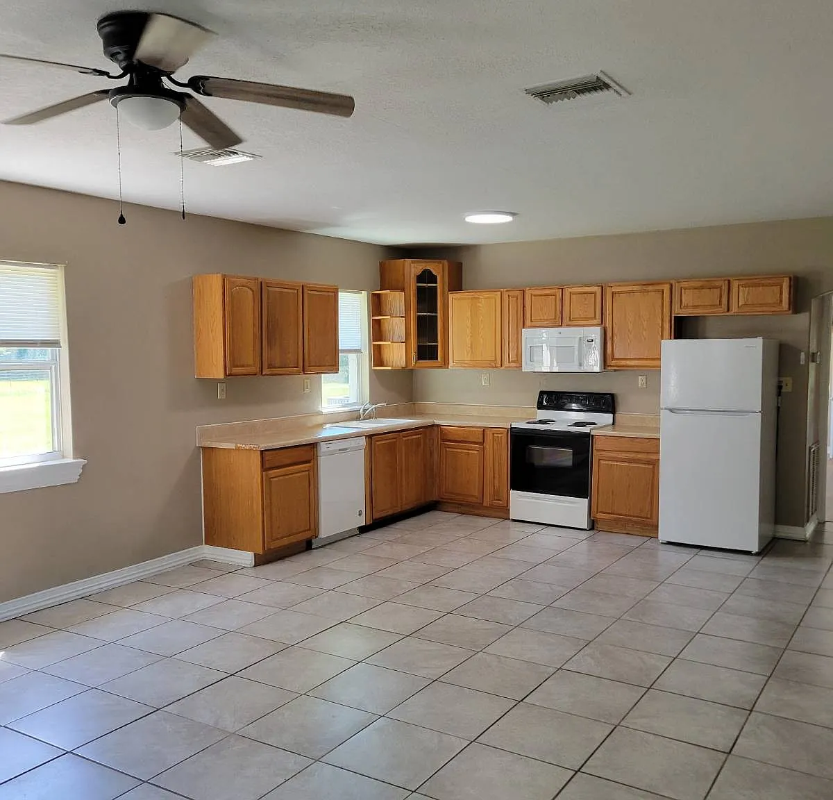 3 bed, 2.0 bath, 1848 sqft, $1,650 — Photo 3