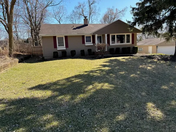9 Woodview Ln, Algonquin, IL 60102