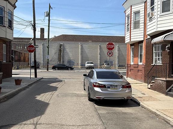 4th image of 2249 Cantrell St