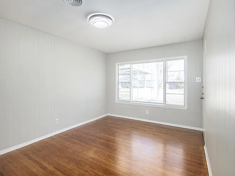 2215 Silverbonnet St — Photo 2