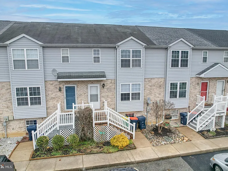 407 Champs Ln — Photo 2