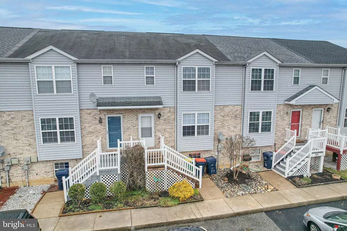 Building Photo - 407 Champs Ln