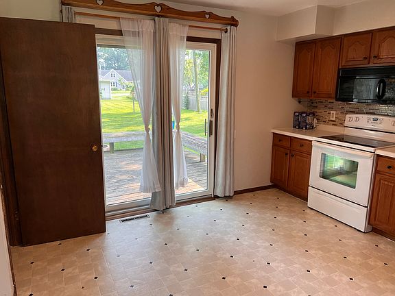 2nd image of 701 6th St SE