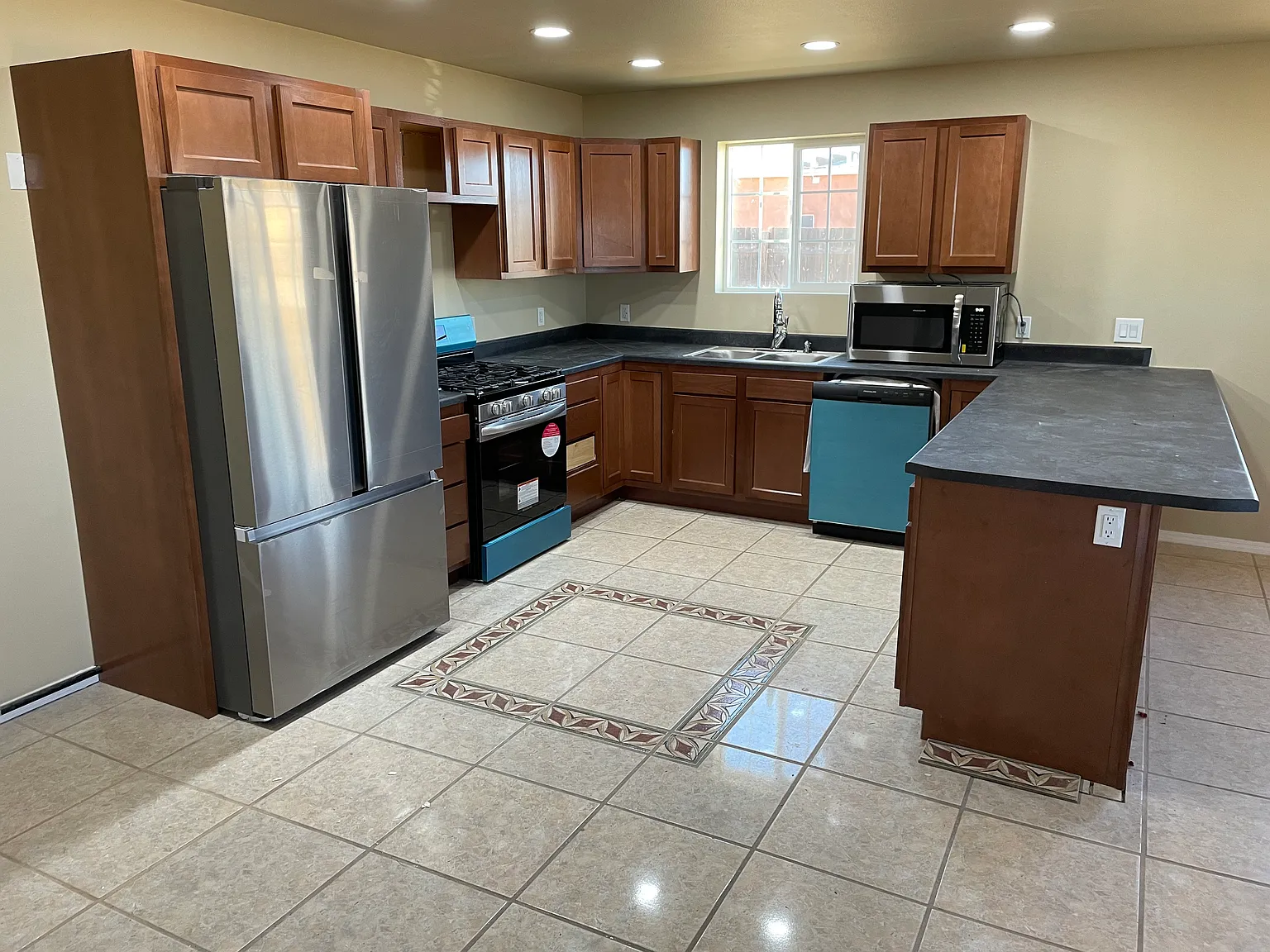 3 bed, 1640 sqft, $2,195 — Photo 2