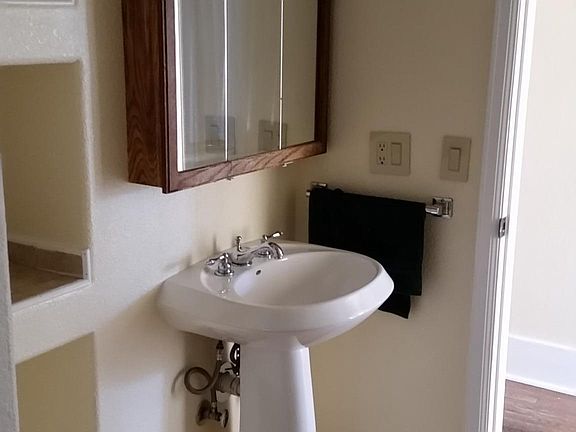 Pedestal lavatory in the 3/4 master bath