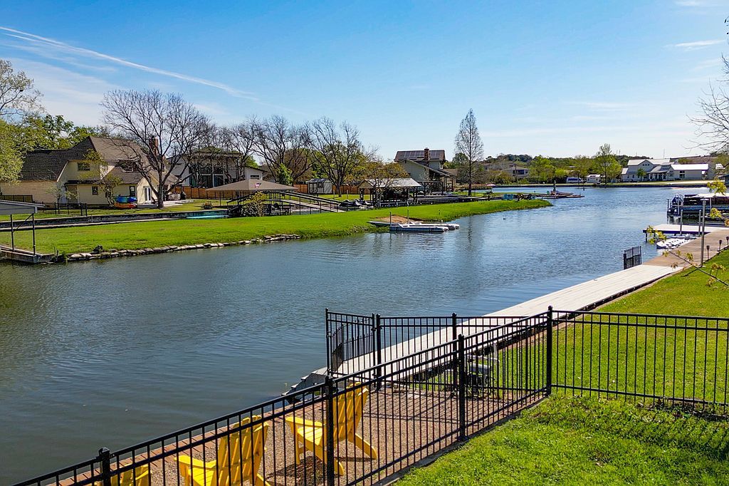 525 E Briarway Dr - Property Image
