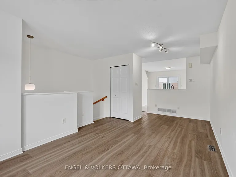 104 Manhattan Cres — Photo 4