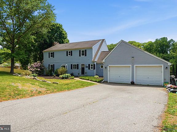4th image of 18 E Brook Knoll Rd