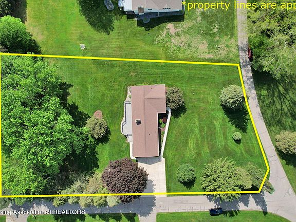 3rd image of 10079 Woodland Acres Dr