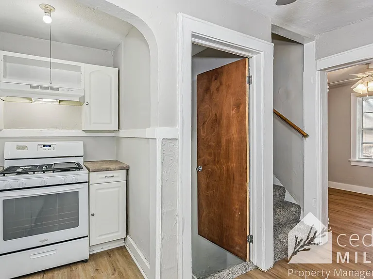 2902 E Lincoln St — Photo 6