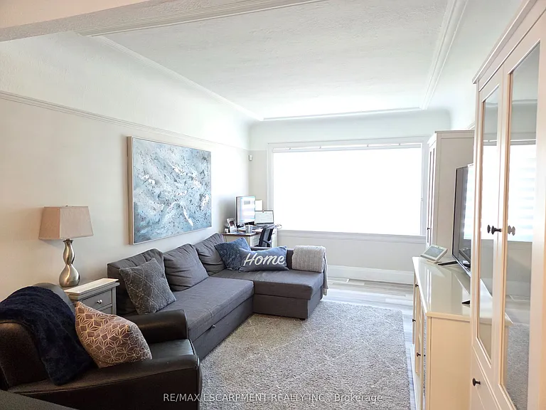 77 Paradise Rd S — Photo 3