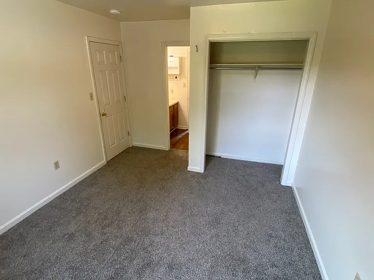 703 Montgomery St — Photo 15