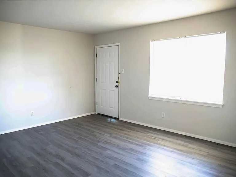 2498 Yorktown Dr — Photo 3