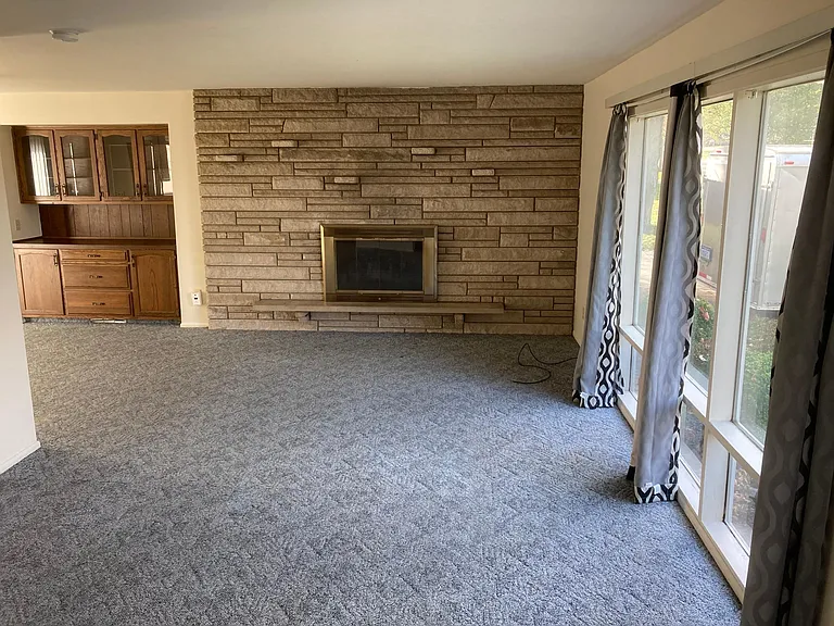 903 W Maple St — Photo 4