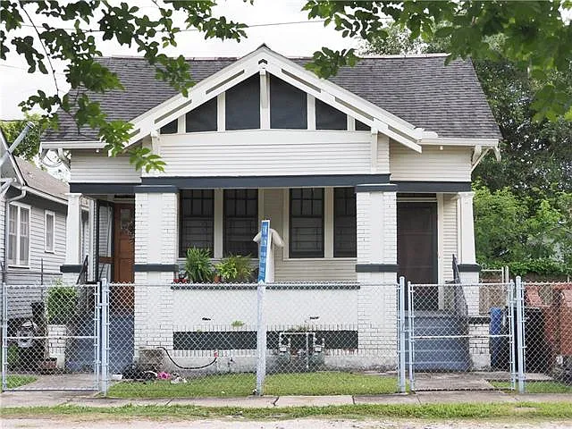 4922 Loyola Ave