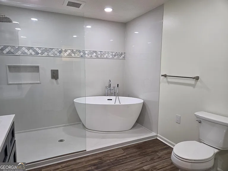 221 Collins St — Photo 42