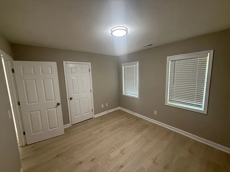 Two bedroom, 1 bath apartment in Burlington — Photo 7