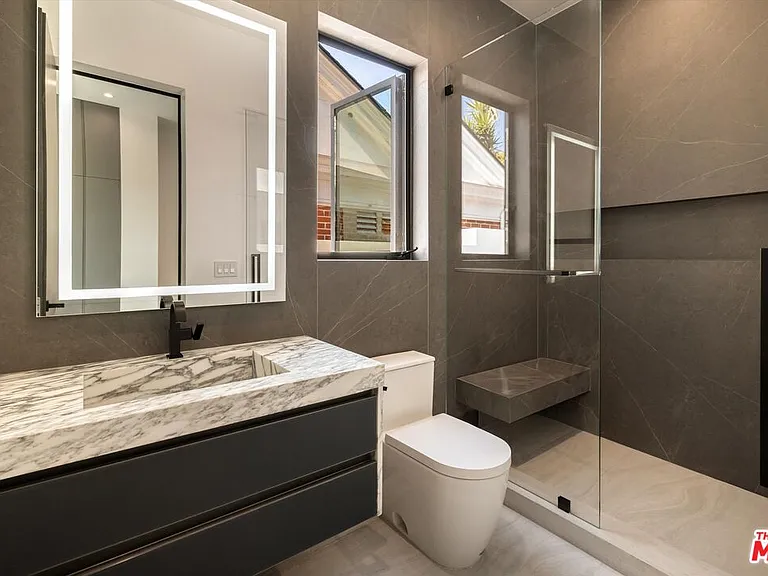 621 N Rodeo Dr — Photo 15