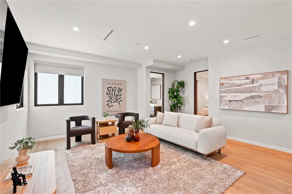 1 bed, 1.5 bath, 1000 sqft, $5,995 — Photo 2
