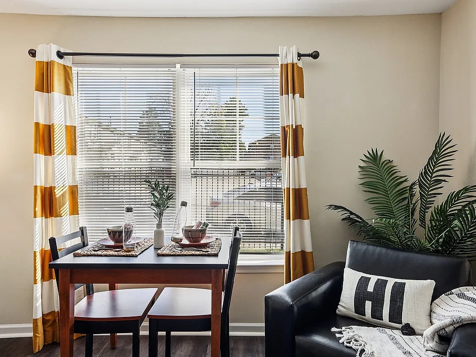11-web-or-mls-University Ave-S2210-011