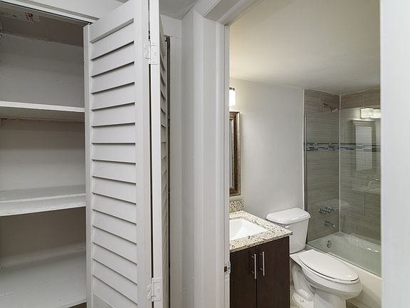4th image of 13020 NE 6th Ave APT 105