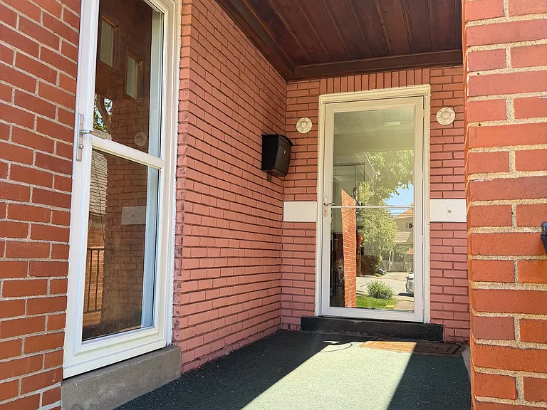 Front porch/entryway