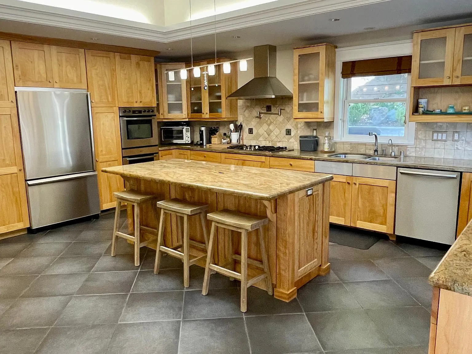 3 bed, 1700 sqft, $9,000 — Photo 3
