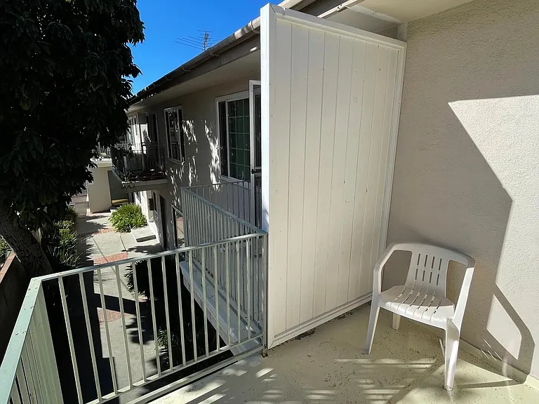 1433 Yale St #E — Photo 10