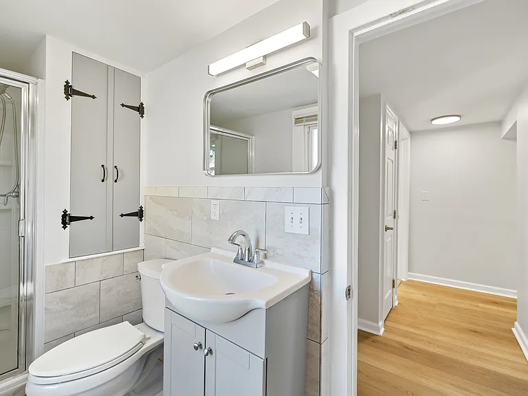 2nd Floor full bath
