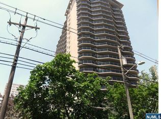 2077 Center Ave APT 15-G, Fort Lee, NJ 07024