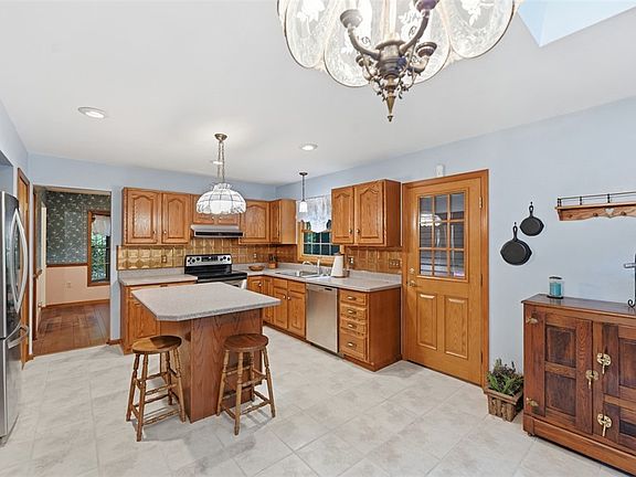 3rd image of 137 Spring Valley Rd