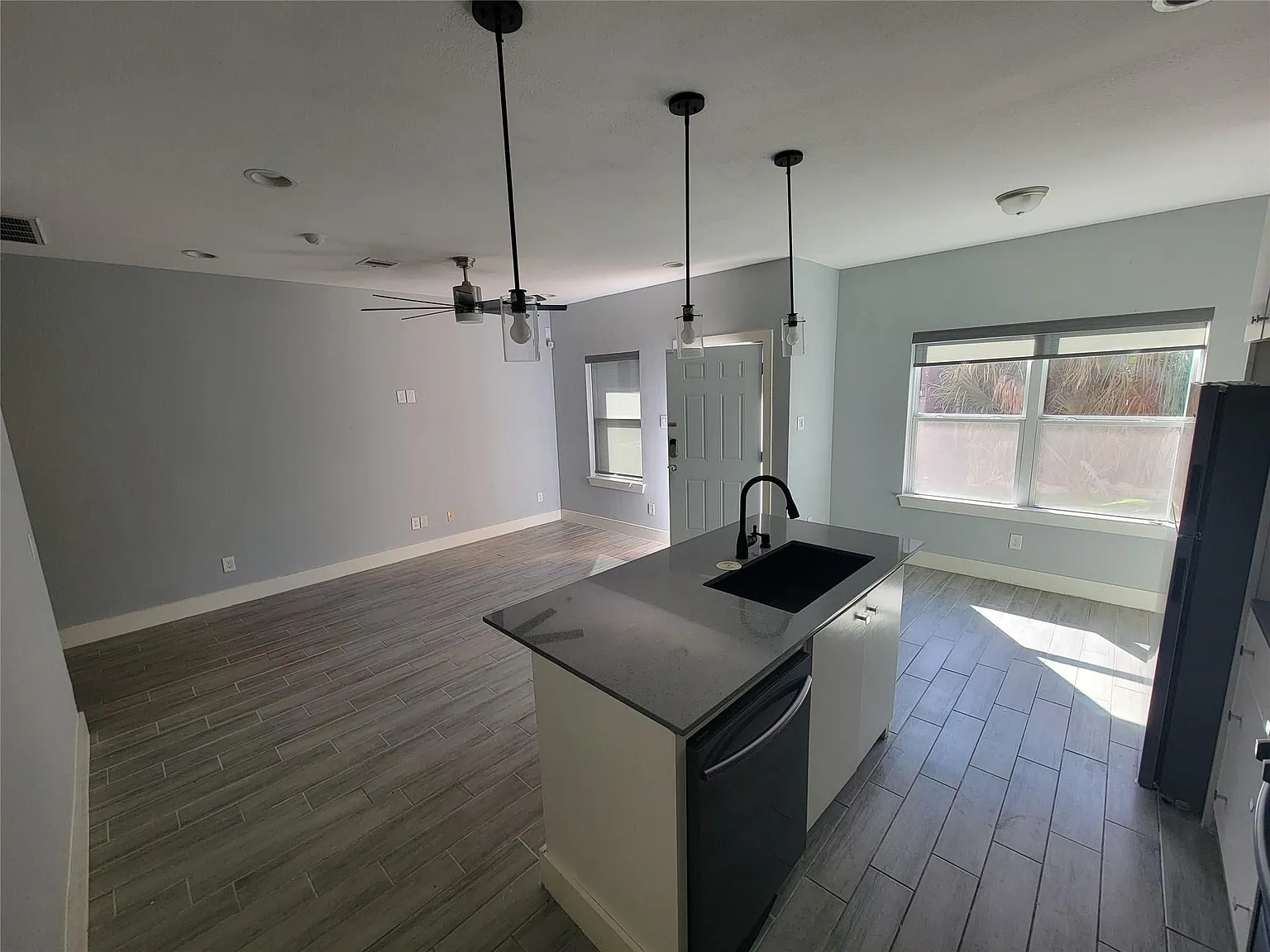 3 bed, 2.5 bath, 1674 sqft, $1,945 — Photo 2