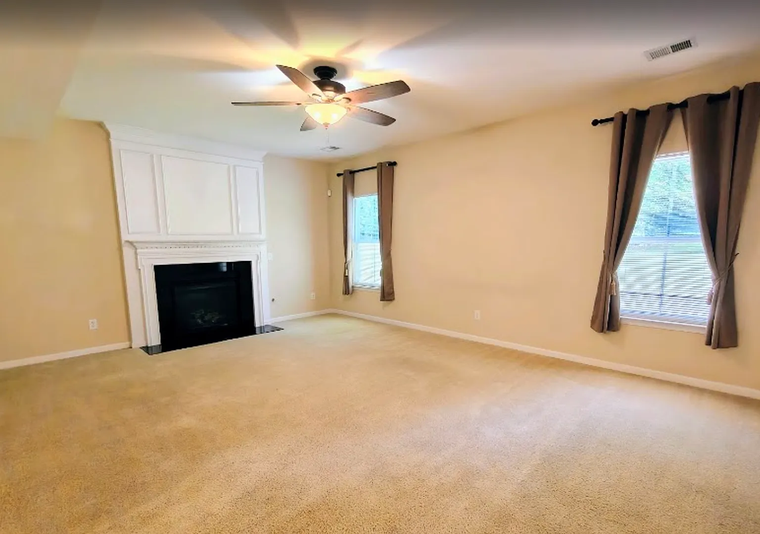 3Bed/2.5Bath 2688 sq ft home located in Stonington — Photo 2