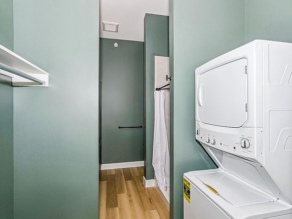 5th image of 212 S Greenwood St #204