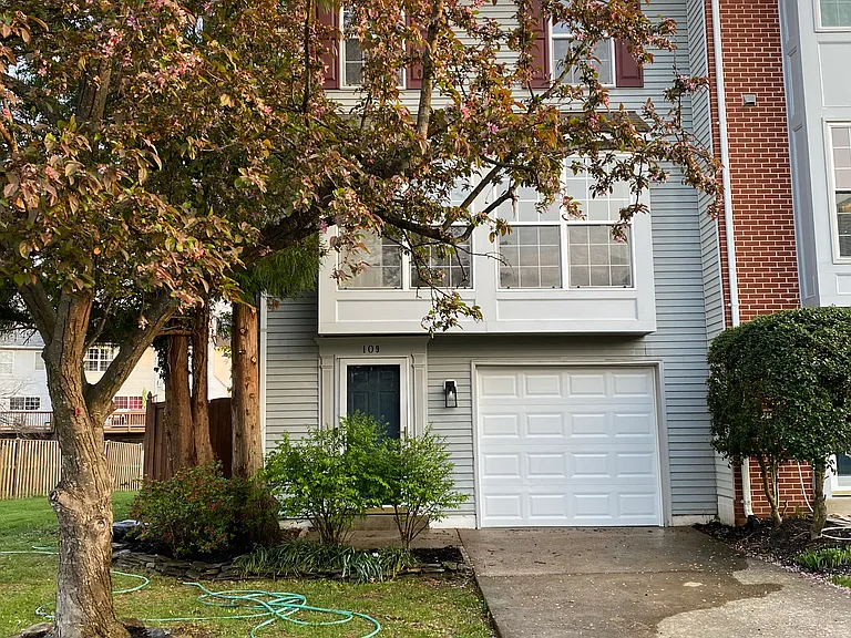 109 Hampshire Sq SW — Photo 1