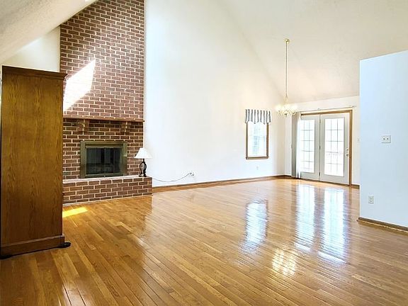5th image of 408 Cambridge Dr