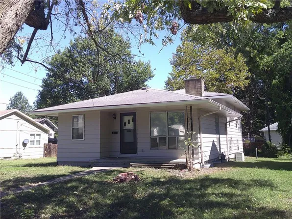 507 S Pearl St, Paola, KS 66071