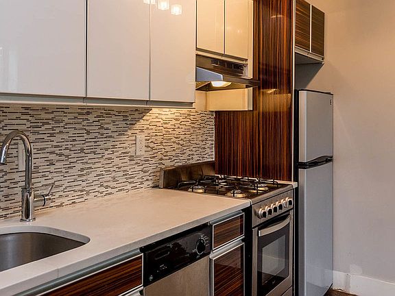 3rd image of 550 Franklin Ave #12