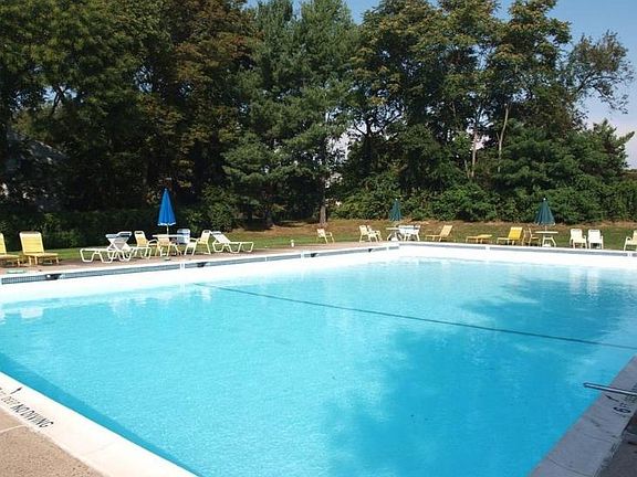 4th image of 313 Glen Ln #313