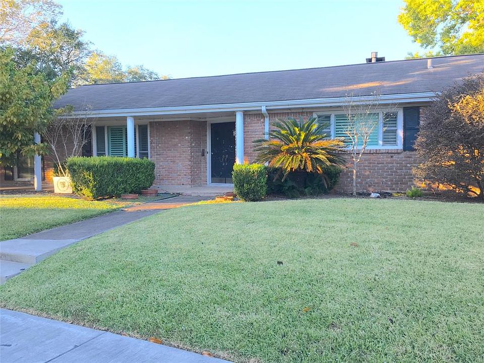 Cute house with great curb appeal!