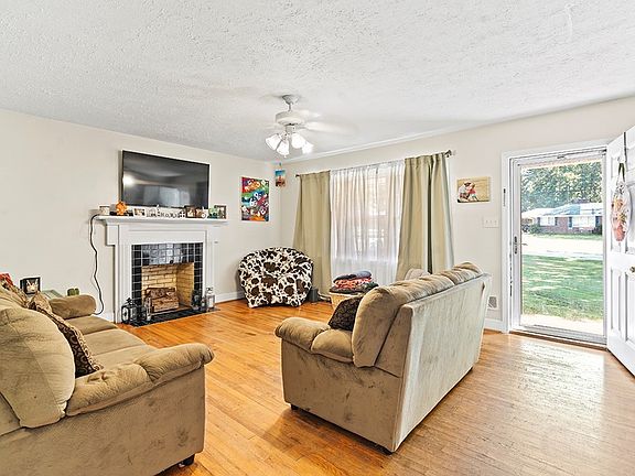 4th image of 423 Dogwood Dr