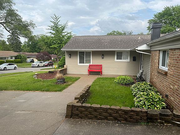 3rd image of 119 Oxford Ln